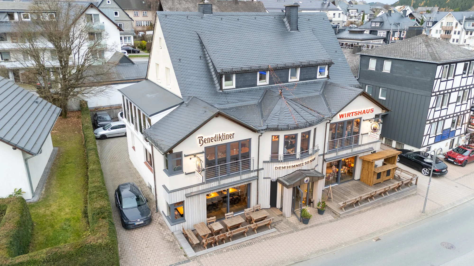 Luftaufnahme des Benediktiner Wirtshauses Willingen mit Terrasse und Ortskern